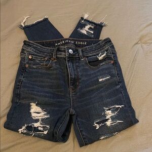 American Eagle Women's Distressed Blue Jeans Size 4 short